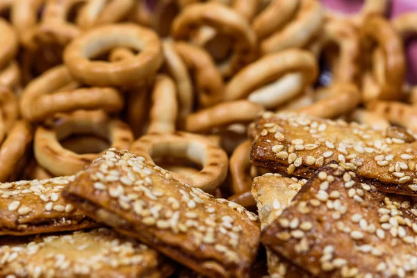 Kex Med Sesamfrön Och Små Bagels Fotograferade Makro — Stockfoto