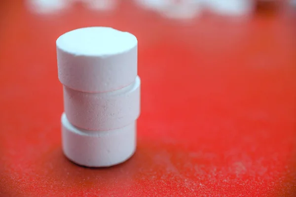 Столб Лекарственных Таблеток Красном Фоне — стоковое фото
