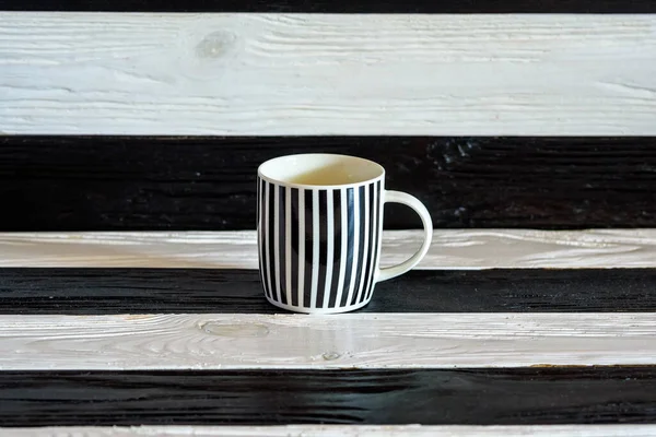 Czarno Biały Ceramiczny Kubek Drewnianym Tle — Zdjęcie stockowe