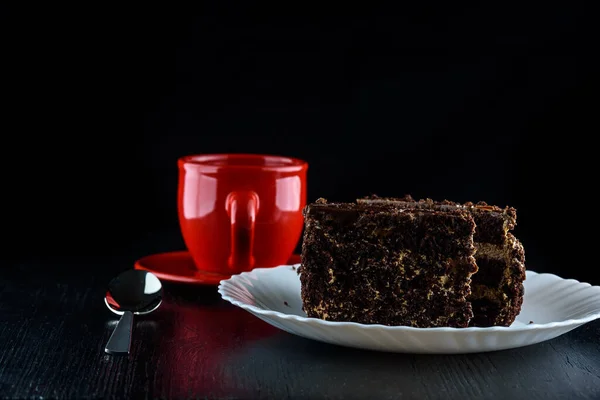 Heerlijke Koffie Een Rode Mok Een Zwarte Achtergrond — Stockfoto