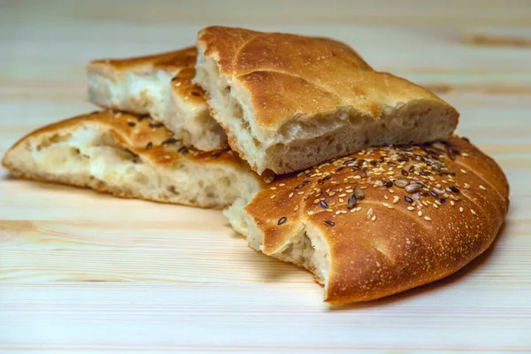 Hembakat Bröd Träbord — Stockfoto