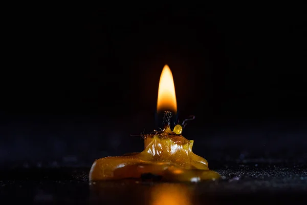 Fuego Una Vela Moribunda Sobre Fondo Oscuro —  Fotos de Stock