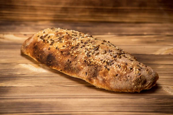 Ahşap Arka Planda Yapımı Ekmek — Stok fotoğraf