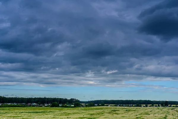 Donderwolken Het Groene Veld — Stockfoto