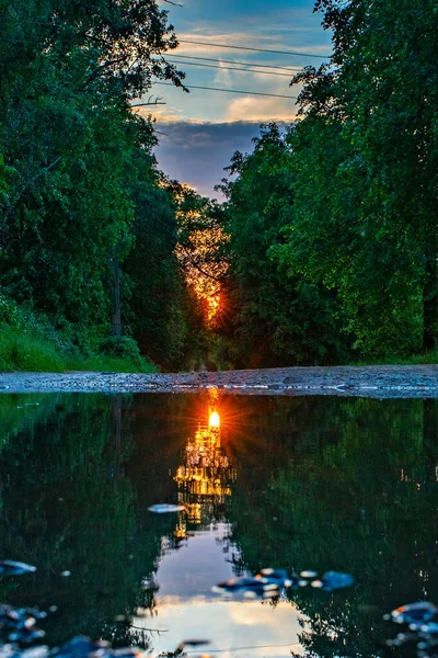 Sonnenuntergang Über Der Forststraße Die Sonne Spiegelt Sich Einer Pfütze — Stockfoto