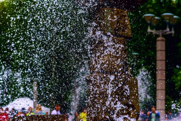 Droppe Vatten Från Fontän — Stockfoto