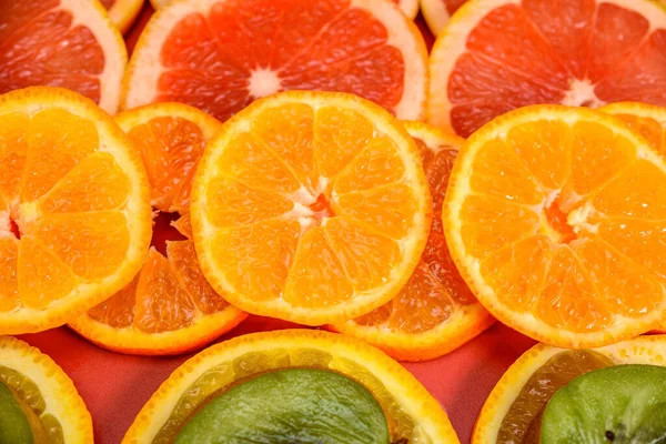 Taze narenciye ve kivi dilimlerine bakın.