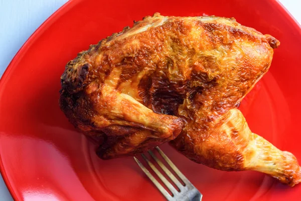 Ayam Panggang Piring Merah Pada Latar Belakang Kayu — Stok Foto
