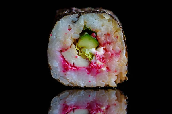 Rouleau Sushi Isolé Sur Fond Sombre — Photo