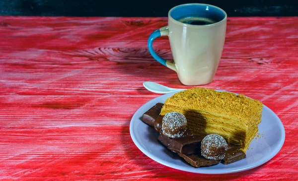 Eskimiş ahşap arka planda puf kek, çikolata ve kahve kupası..