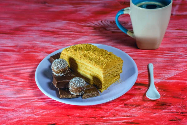 Eskimiş ahşap arka planda puf kek, çikolata ve kahve kupası..