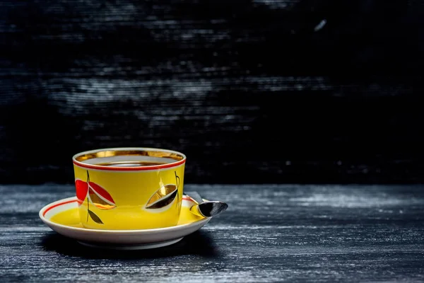 Herbata Żółtym Kubku Czarnym Drewnianym Tle — Zdjęcie stockowe