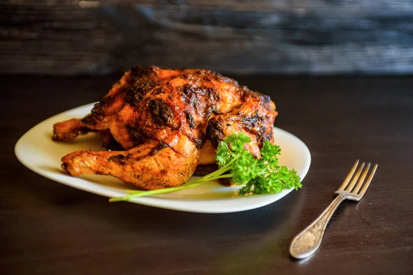 Ayam Panggang Dengan Latar Belakang Kayu Yang Gelap — Stok Foto