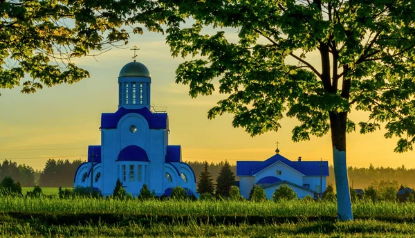 Dorpskerk Een Weide Avond — Stockfoto