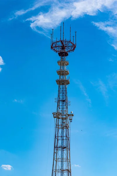 Věž Komunikace Proti Modré Obloze — Stock fotografie