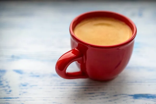 Lihat Pada Cangkir Merah Cappuccino Atas Meja Kayu — Stok Foto