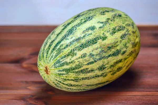 Ahşap bir arka planda kavun