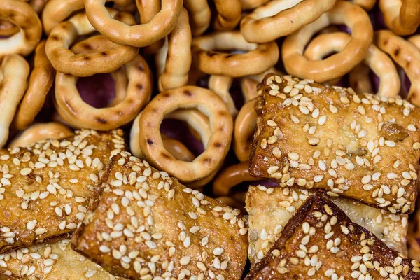 Kex Med Sesamfrön Och Små Bagels Fotograferade Makro — Stockfoto