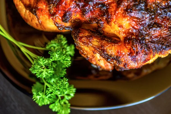 Ayam Panggang Dengan Latar Belakang Kayu Yang Gelap — Stok Foto