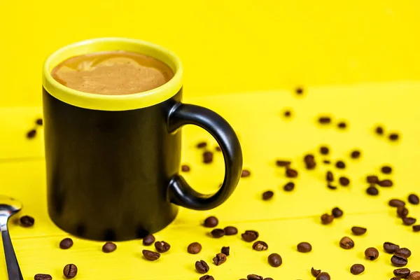 Caffè Una Tazza Nera Uno Sfondo Legno Giallo — Foto Stock