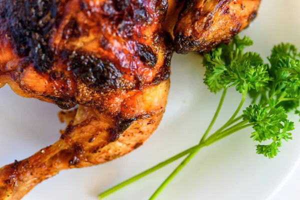 Ayam Goreng Piring Pada Latar Belakang Cahaya — Stok Foto