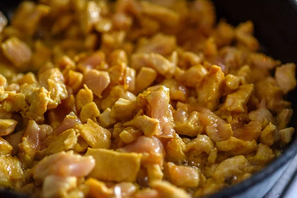 Küçük tavuk parçaları tavada kızarır.