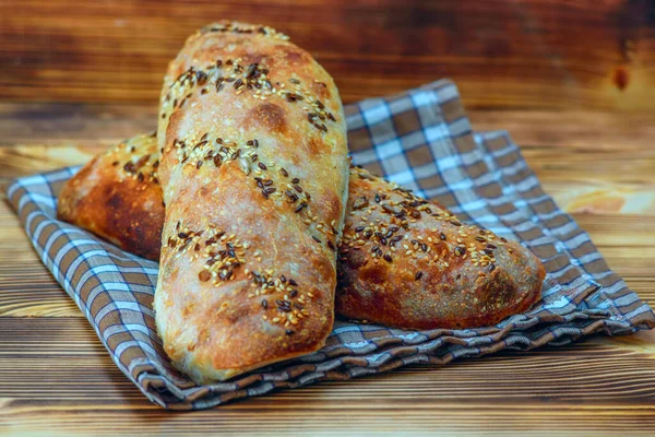 Hausgemachtes Brot Auf Holzgrund — Stockfoto