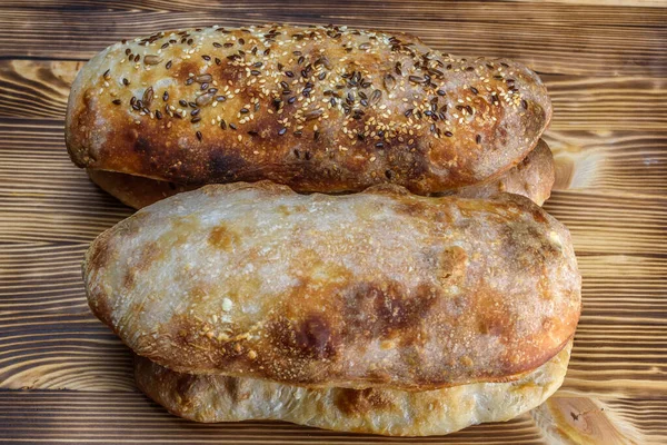 Hausgemachtes Brot Auf Holzgrund — Stockfoto