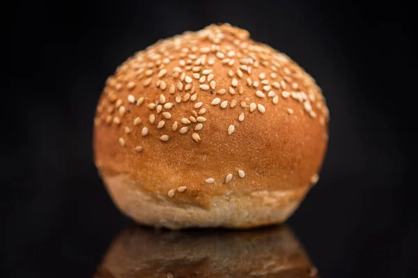 Bollo Con Semillas Sésamo Sobre Fondo Negro — Foto de Stock