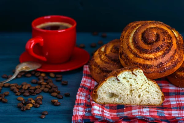 Tarçınlı çörek ve kahve.