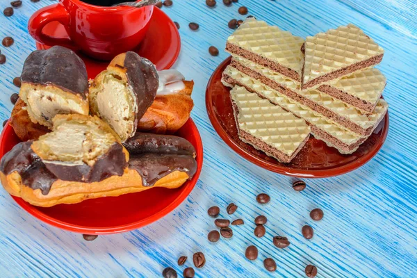 木制背景下的咖啡 松饼和巧克力蛋糕 图库图片