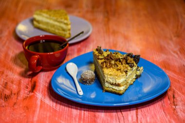 Yakın plan cevizli bir dilim kek..