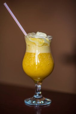 Cam vazodaki bir kafede dondurma. Fotoğraflı yakın plan..