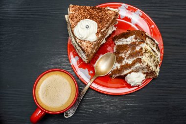 Lezzetli kek ve koyu ahşap arka planda taze kahve.