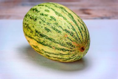 Ahşap bir arka planda kavun