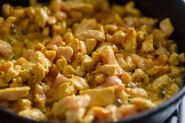 Küçük tavuk parçaları tavada kızarır.