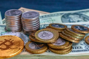 Dolar arkaplanındaki Bitcoin şifreli para