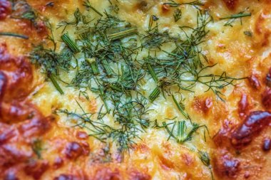 Koyu ahşap arka planda sarımsak ve peynirli ekmek. Fotoğraflı yakın plan..