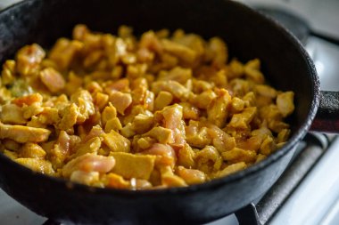 Küçük tavuk parçaları tavada kızarır.