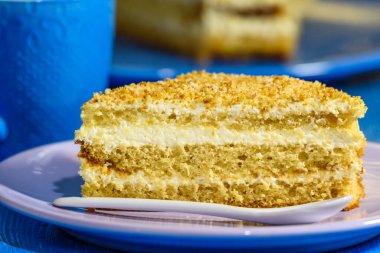 Cevizli bir dilim kek, bir fincan kahvenin yanında..