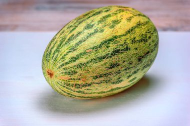 Ahşap bir arka planda kavun