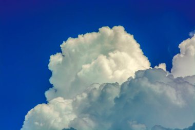 Mavi gökyüzüne karşı beyaz bulutlar