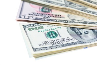 Beyaz arkaplanda izole edilmiş dolar yığını