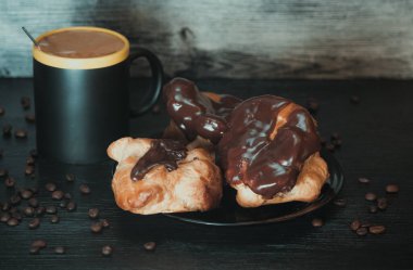 Ahşap arka planda kahve ve çikolata ekleriName