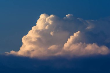 Kabarık bulutlar gökyüzüne karşı