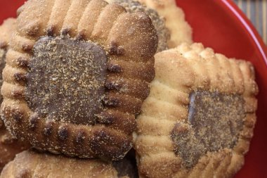 Kırmızı tabakta tatlı kurabiyelerin yakın görüntüsü