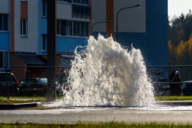 Şehir caddesinde büyük bir tesisat..