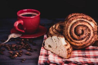 Tarçınlı çörek ve kahve.