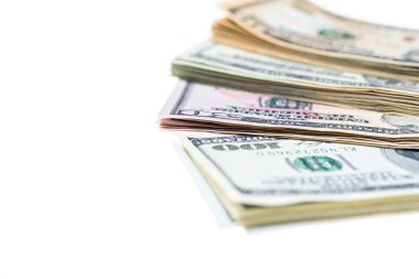 Beyaz arkaplanda izole edilmiş dolar yığını