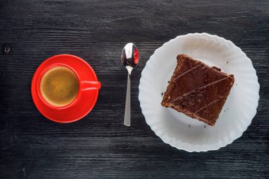 Kahve ve bir dilim kek. 